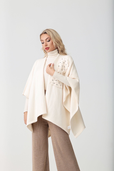 Wholesaler Amy&Clo - Knitted cape with a bow and rhinestone decoration