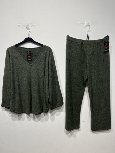 Wholesaler Belle Fa - soft v-neck sweater and pants set.