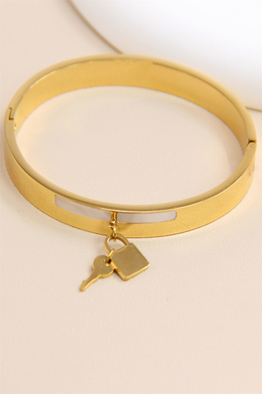 Mayorista Bellissima - Brazalete dorado con dijes de llave y candado - Acero inoxidable