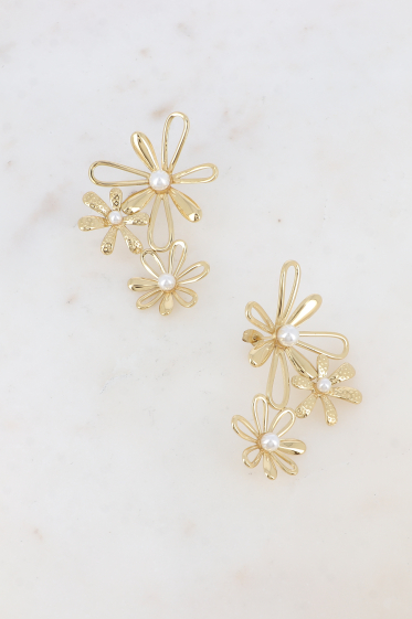 Wholesaler Bohm - Bullet earrings - 3 openwork flowers with white resin beads 40x56mm