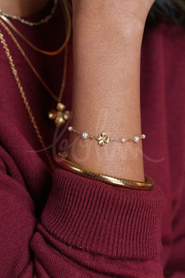 Großhändler Bohm - Fleurine-Armband – strukturierte Blume und weiße Harzperlen