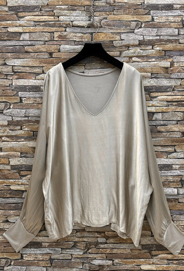 Wholesaler Elle Style - LUCY blouse, flowing and romantic, satiny front, long sleeves.