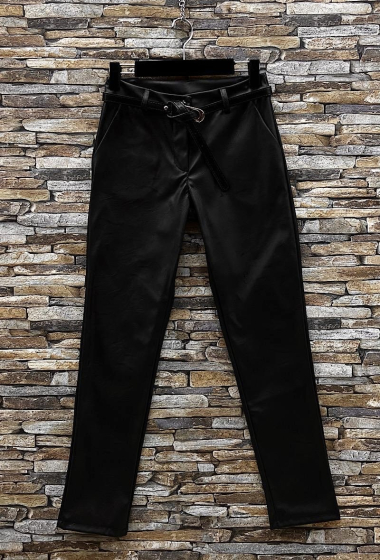 Grossiste Elle Style - Pantalon ELLA chino en similicuir avec poches avant et ceinture.