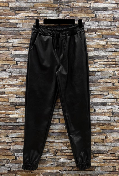 Grossiste Elle Style - Pantalon STESSA en similicuir avec poches avant et lacet.