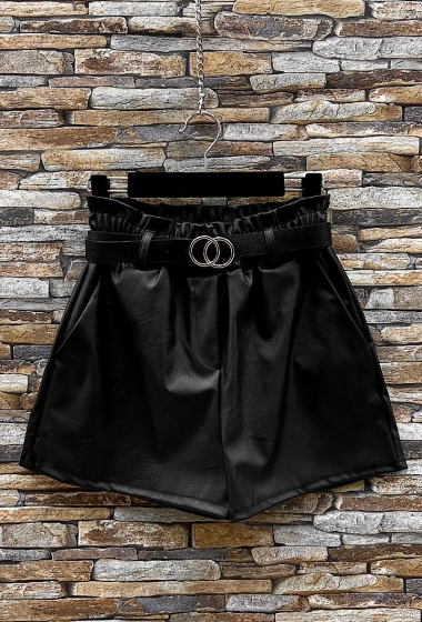 Grossiste Elle Style - Short CASSIE chino en similicuir avec poches avant et ceinture.