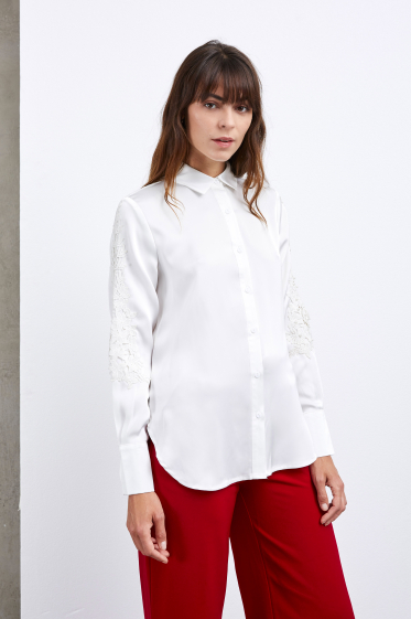 Wholesaler ELLI WHITE - Satin shirt with lace and pussy-bow collar