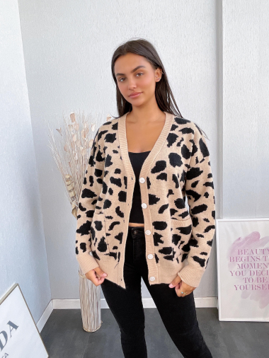 Grossiste Emma & Ashley design - GILET PULL LEOPARD AVEC BOUTONS SUR LE DEVANT