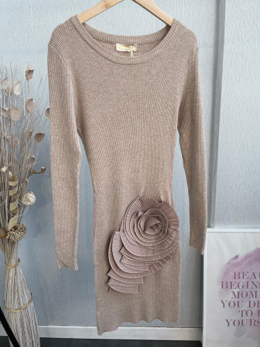 Grossiste Emma & Ashley design - ROBE PULL AVEC UNE FLEUR EN MOUSSELINE PLAQUEE SOUS LA TAILLE