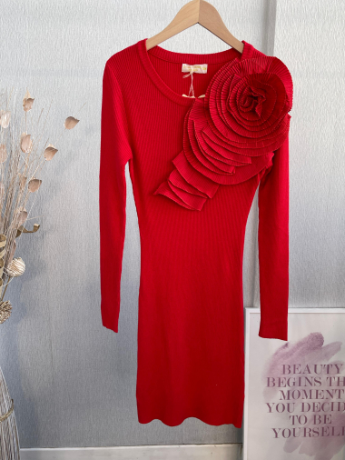 Grossiste Emma & Ashley design - ROBE PULL AVEC UNE FLEUR PLAQUEE SUR LA POITRINE