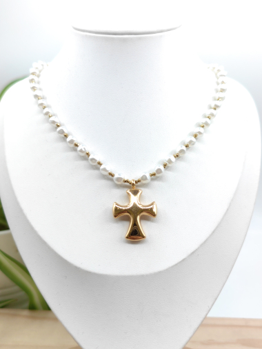 Wholesaler Glam Chic - Pearl necklace with stainless steel cross pendant