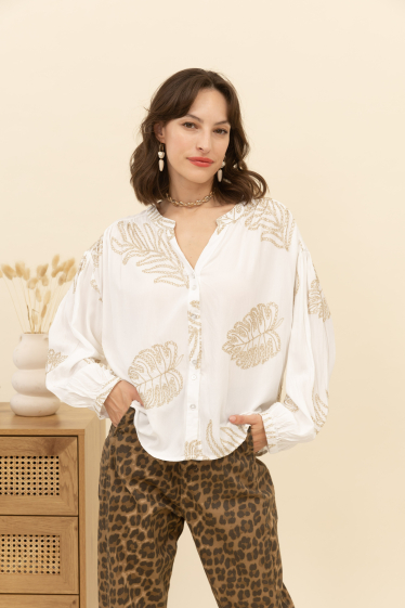 Grossiste Inspiration Studio - Blouse en coton avec des motifs brodés de grandes feuilles dorées.