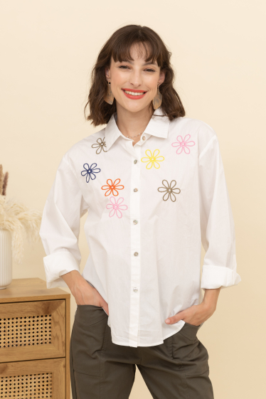 Mayorista Inspiration Studio - Camisa de Algodón con Flores Bordadas.