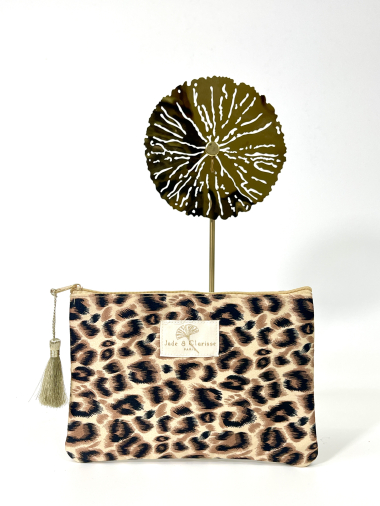 Grossiste Jade&Clarisse - POCHETTE TROUSSE LEOPARD AVEC SON POMPONS DORE ALEXA