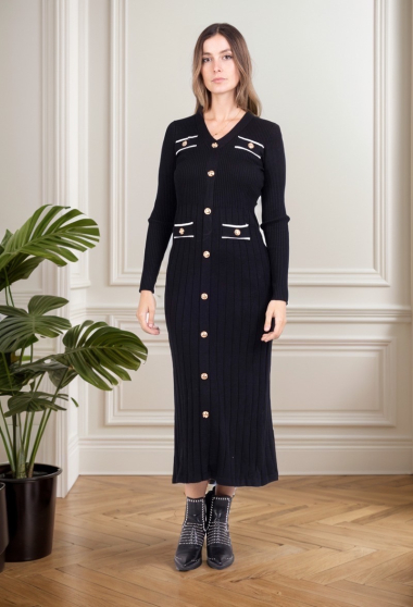 Grossiste J&H Fashion - Robe en maille plissée longue côtelé avec 4 rabat plaquée boutons dorée