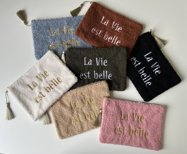 Grossiste JULIET'S&CO - Pochette moumoute « la vie est belle »