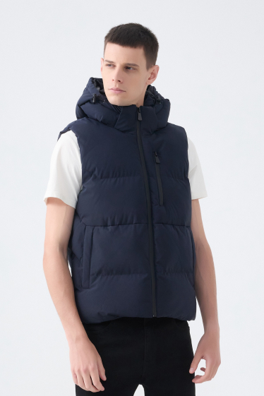 Wholesaler KYMAXX - Plain sleeveless down jackets with removable hood