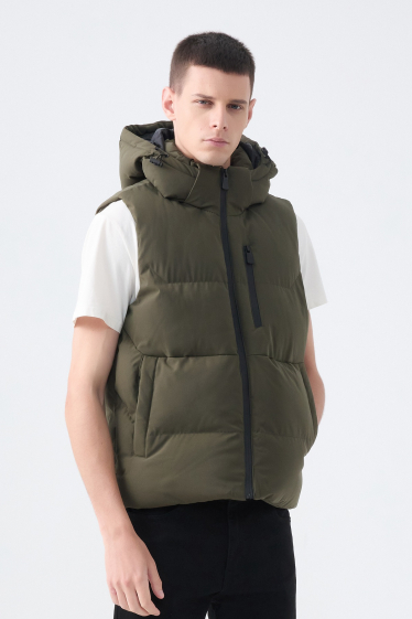 Wholesaler KYMAXX - Plain sleeveless down jackets with removable hood