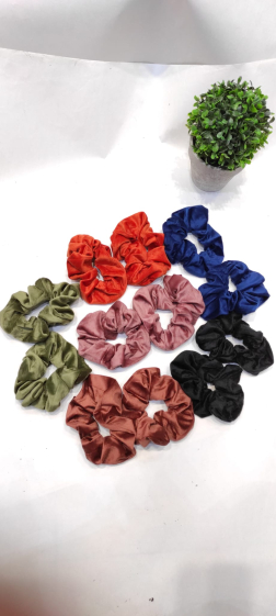 Wholesaler Lolo & Yaya - Set of 12pcs Velvet elastic scrunchie, €1.50/pcs