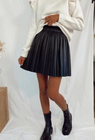 Großhändler Loriane - Short skirt in pleated leatherette