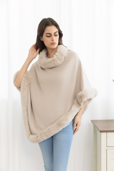 Grossiste M&P Accessoires - Poncho à fausse fourrure uni avec fils métallisés tissés discrets