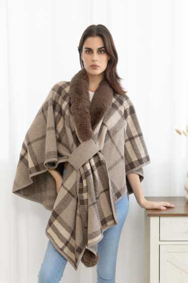 Grossiste M&P Accessoires - Poncho cape avec fausse fourrure en ouvert ou en croisé imprimé carreaux