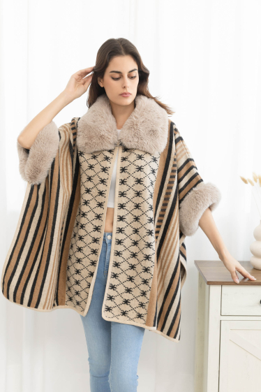 Grossiste M&P Accessoires - Poncho cape avec grand col fausse fourrure imprimé rayure et fleur