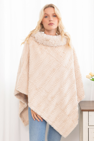 Grossiste M&P Accessoires - Poncho en fausse fourrure texturée et à col avec fourrure