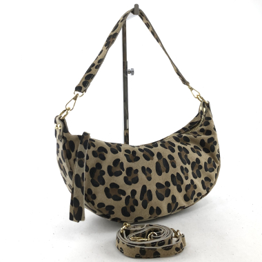 Grossiste M&P Accessoires - Sac à 2 sangles porté travers ou porté épaule cuir suède motif animalier léopard