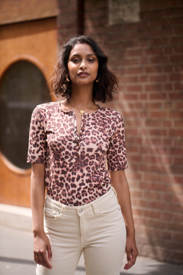 Grossiste NATHAEL - T-shirt maille côtelé en coton imprimé LEOPARD