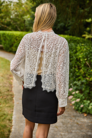 Wholesaler Rosa Fashion - Floral-embroidered lace blouse