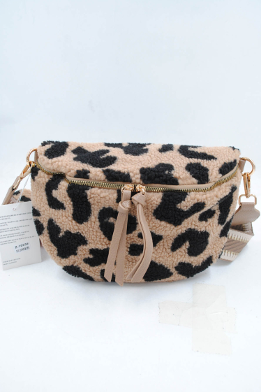 Grossiste SyStyle - SAC BANANE EN SYNTHETIQUE MOTIF LEOPARD EFFET MOUTON