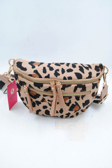 Grossiste SyStyle - SAC BANANE EN SYNTHETIQUE MOTIF LEOPARD EFFET VELOURS