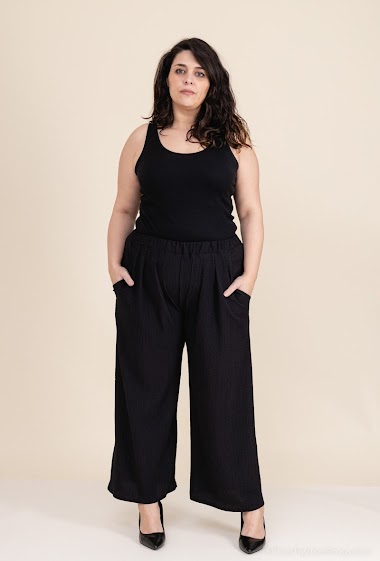 Loose pants with pockets in pleated fabrics