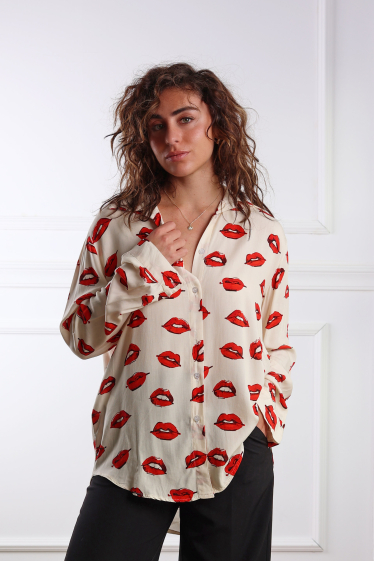 Grossiste Adilynn - Chemise fluide imprimée bouches, à boutons, col chemise, manches longues