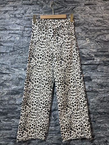 Grossiste Adilynn - Jeans 7/8 léopard, bas effiloché, cinq poches, fermeture à zip et bouton