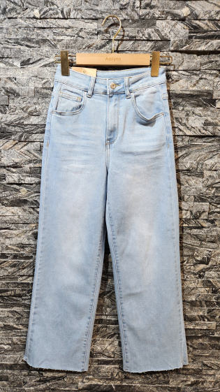 Grossiste Adilynn - Jeans bleu coupe droite, cinq poches, fermeture à zip et bouton