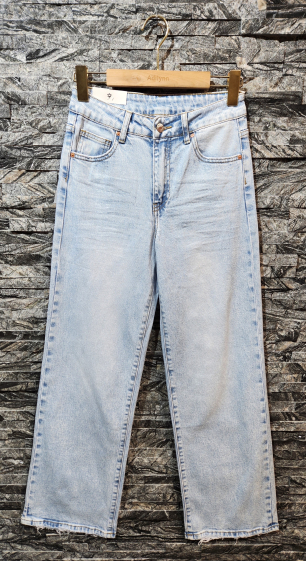 Grossiste Adilynn - Jeans bleu large, cinq poches, fermeture à zip et bouton