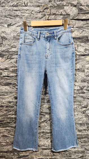 Grossiste Adilynn - Jeans flare, bas effiloché, cinq poches, fermeture à zip et bouton