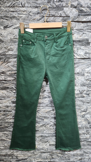Grossiste Adilynn - Jeans flare 7/8, bas effiloché, cinq poches, fermeture à zip et bouton