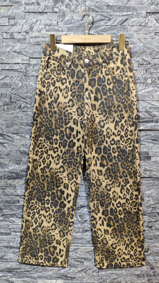 Grossiste Adilynn - Jeans imprimé léopard, cinq poches, fermeture à zip et bouton