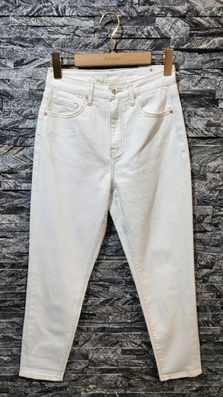 Grossiste Adilynn - Jeans mom fit blanc avec coutures camel, cinq poches, fermeture à zip et bouton