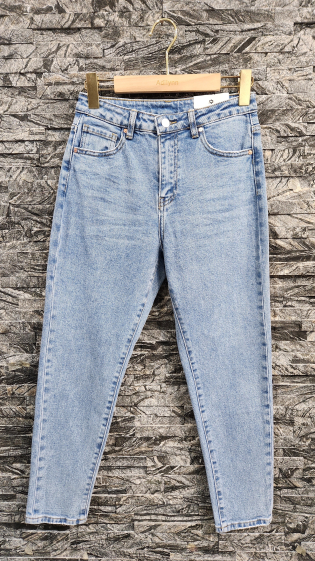 Grossiste Adilynn - Jeans mom fit, cinq poches, fermeture à zip et bouton