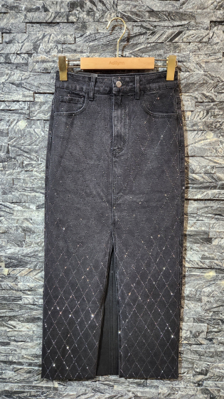 Grossiste Adilynn - Maxi jupe en jeans avec strass avant et arrière, fendue à l’avant, cinq poches
