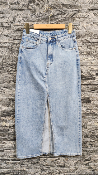 Grossiste Adilynn - Maxi jupe en jeans fendue à l'avant, cinq poches, fermeture zip et bouton
