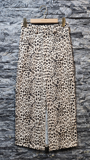 Grossiste Adilynn - Maxi jupe léopard en jeans, fendue devant, cinq poches