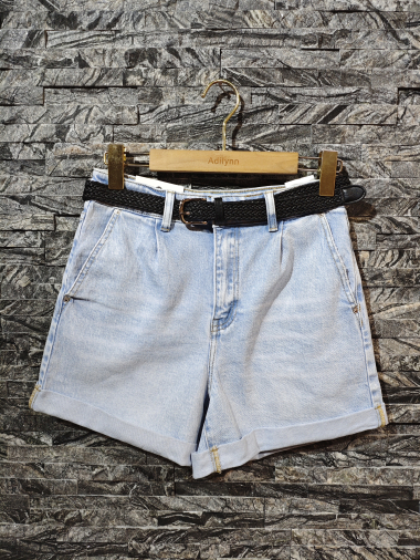 Grossiste Adilynn - Short en jeans avec ceinture, quatre poches, fermeture à zip et bouton