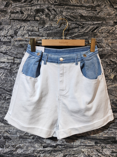 Grossiste Adilynn - Short en jeans bicolore, quatre poches, fermeture à zip et bouton