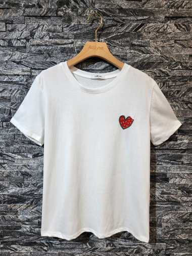 Grossiste Adilynn - T-shirt avec broderie coeur fraise, col rond, manches courtes