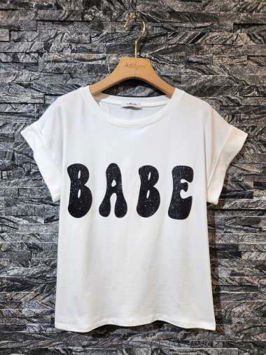 Großhändler Adilynn - Helles T-Shirt mit „Babe“-Print, Rundhalsausschnitt und kurzen Ärmeln mit Bündchen