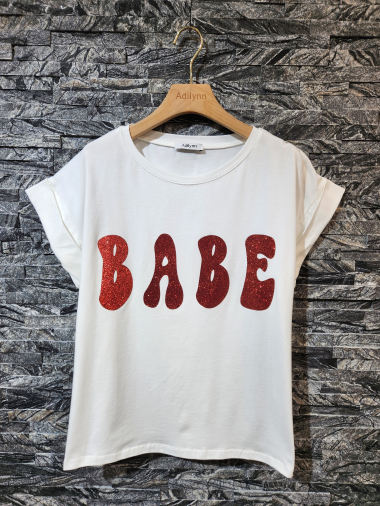 Grossiste Adilynn - T-shirt imprimé « Babe » brillant, col rond, manches courtes à revers
